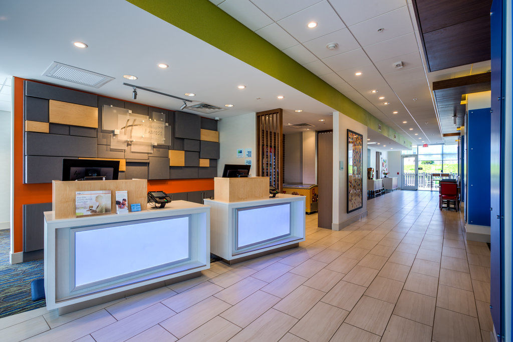 Holiday Inn Express & Suite Milroy - Reedsville Exterior photo
