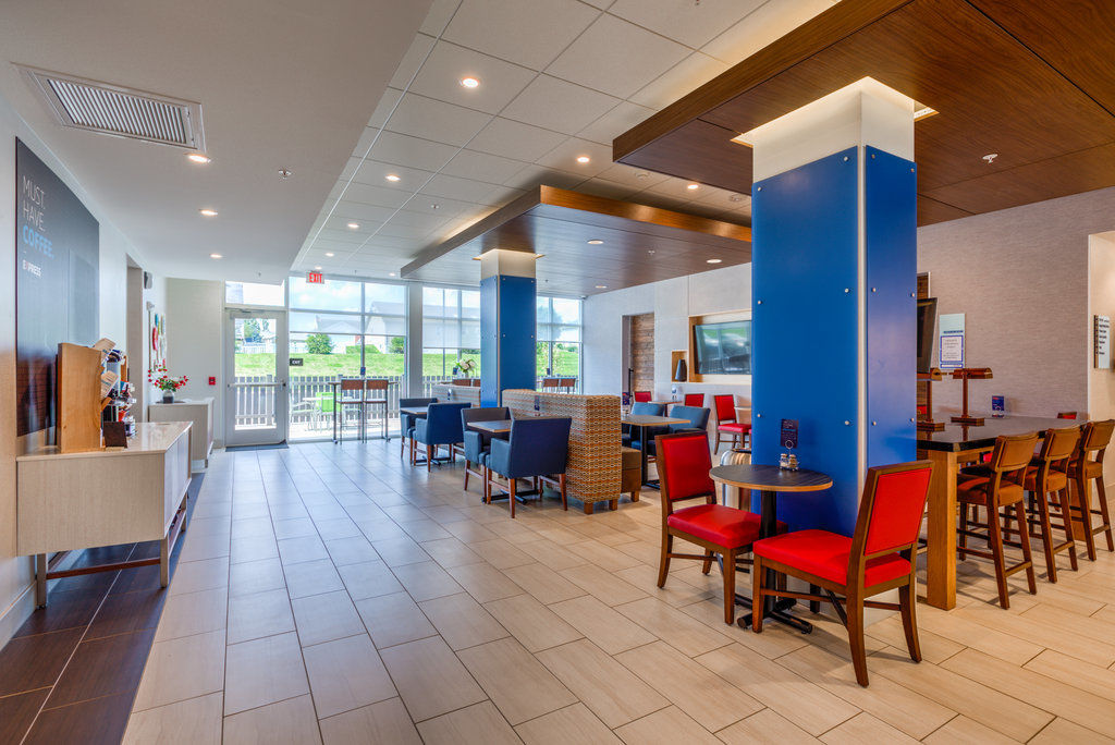 Holiday Inn Express & Suite Milroy - Reedsville Exterior photo
