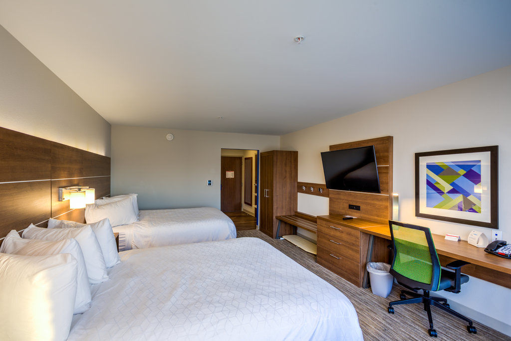 Holiday Inn Express & Suite Milroy - Reedsville Exterior photo