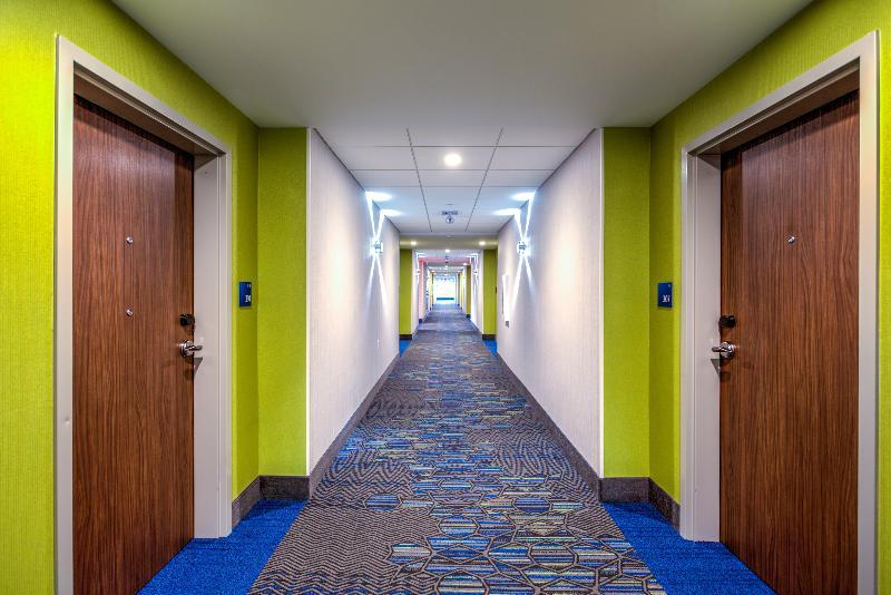 Holiday Inn Express & Suite Milroy - Reedsville Exterior photo