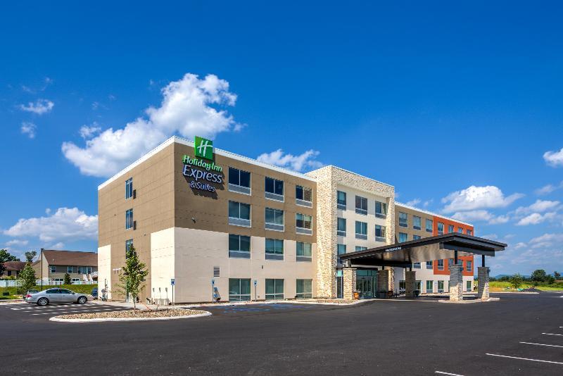 Holiday Inn Express & Suite Milroy - Reedsville Exterior photo