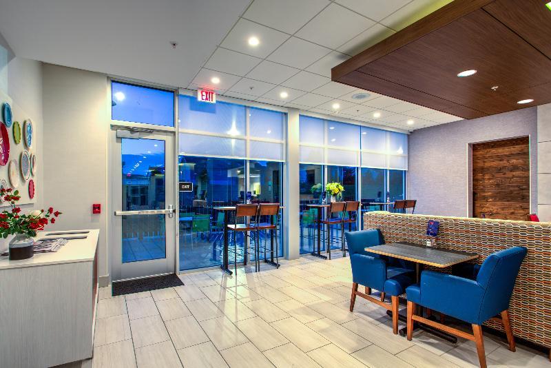 Holiday Inn Express & Suite Milroy - Reedsville Exterior photo